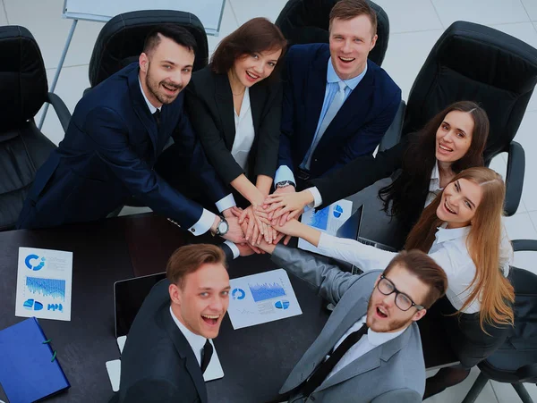 Equipe de negócios mostrando unidade com as mãos juntas . — Fotografia de Stock