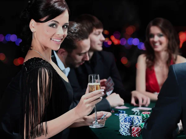 Jogadores de poker sentados em torno de uma mesa . — Fotografia de Stock