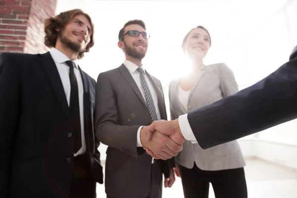 Equipe de negócios acolhendo seus investidores . — Fotografia de Stock