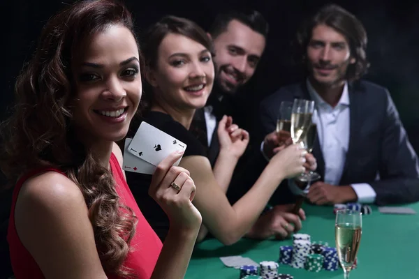 Erwachsenengruppe feiert Freund, der Blackjack gewinnt — Stockfoto