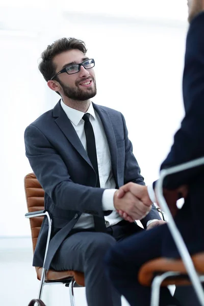 Incontri di successo di uomini d'affari in ufficio — Foto Stock