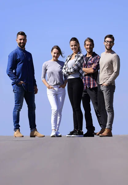 En pleno crecimiento.un equipo de jóvenes creativos — Foto de Stock