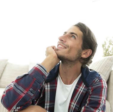 yeni bir daire içinde halı üzerinde mutlu bir adam Close-Up.