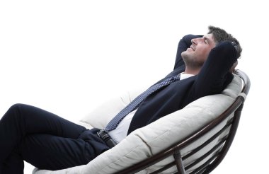 yan görünümü. İşadamı düşünüyor, rahat bir sandalyede oturuyor