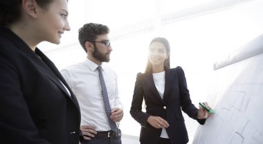 iş kadını işaret işaretçisi flipboard sunudaki ofiste için