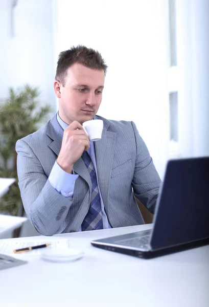 Affärsman med kaffekopp som arbetar på bärbar dator — Stockfoto