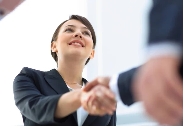 Zbliżenie kobieta biznesu, drżenie rąk, z jej partnerem biznesowym. — Zdjęcie stockowe