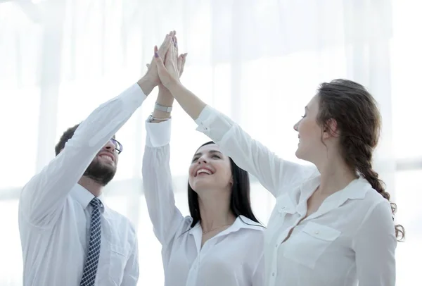 Equipe de negócios bem sucedida dando uns aos outros um alto cinco . — Fotografia de Stock