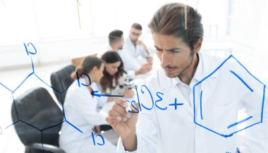 şeffaf yönetim kurulu ile görüntüleyin. bilim adamı tahtaya yazıyor