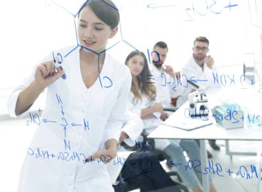 şeffaf yönetim kurulu ile görüntüleyin. kadın bilim adamı bir rapor meslektaşları için yapar.