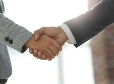 Beyaz arka planda izole edilmiş iş adamları el sıkışıyor
