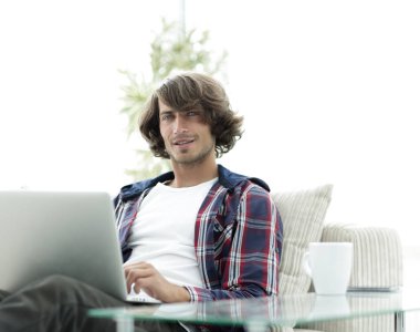 ciddi adam çalışma oturma yakınındaki masaüstüne.