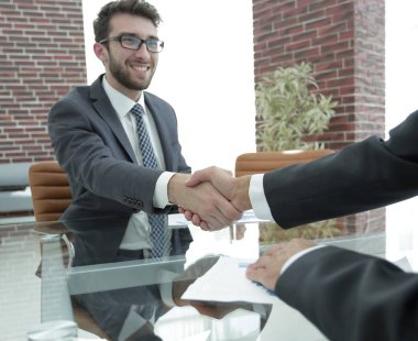 portre. Mali İşler Müdürü ve istemci arasındaki karşılıklı