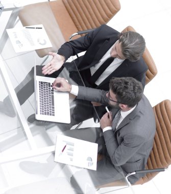 dizüstü bilgisayarda çalışan iki iş adamı