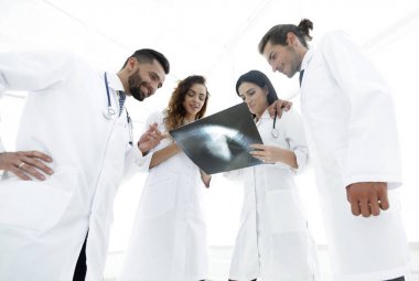 Doktor Röntgen tartışırken grup