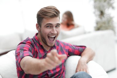 İleriye bakan mutlu genç adamın yakın çekimi.,