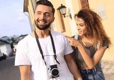 Şehirde yürüyüş ve manzarayı mutlu turist