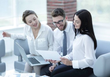 Ofiste finansal çizelgelerle çalışan bir iş adamı.