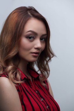 Sarışın kıvırcık saç modeli ve kırmızı dudaklar ile