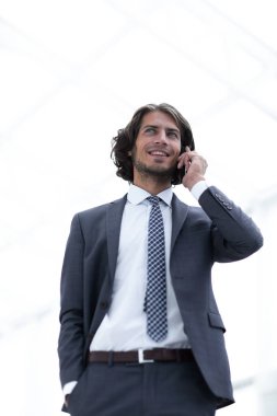Mobil .isolated beyaz üzerine konuşurken işadamı.