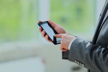 Cep telefonu kullanan adam.