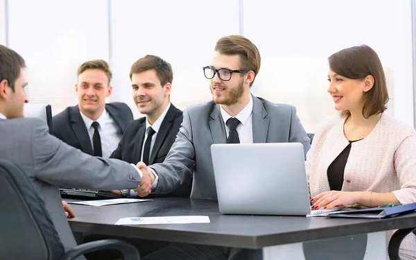 Handdruk van een Manager en een klant aan de balie — Stockfoto