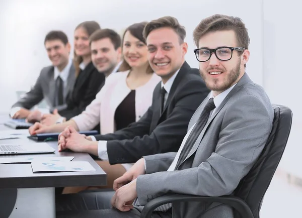 Empresário e equipe de negócios no local de trabalho — Fotografia de Stock