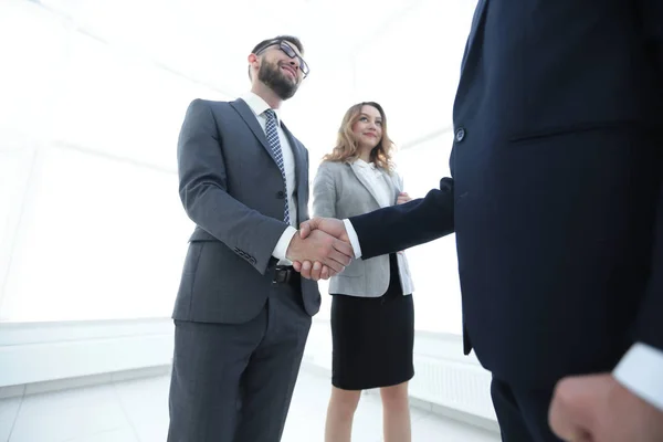 会議室でビジネスマンの握手を閉じる — ストック写真