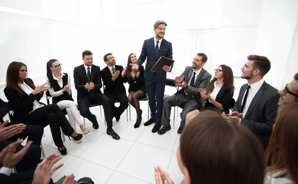 Business people applauding the coach after the lecture . — Stock Photo, Image