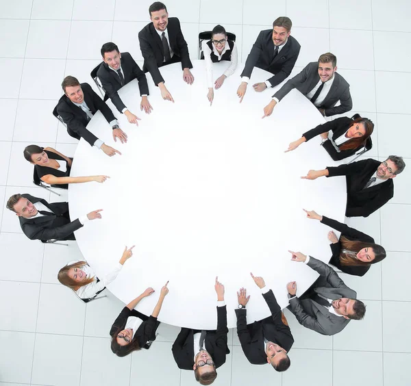 Een groep zakenmensen die aan de ronde tafel zitten. het bedrijfsconcept — Stockfoto