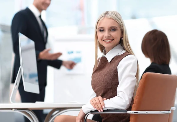 在商业团队背景下坐在办公桌前的成功商务妇女. — 图库照片