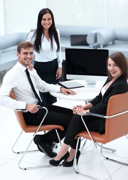 Portret van succesvol business team nabij het bureaublad — Stockfoto
