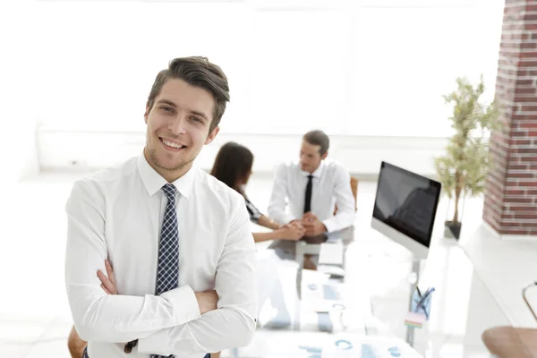 成功したビジネスマンはオフィスを背景に. — ストック写真