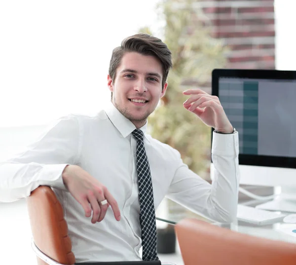 Dipendente seduto davanti a uno schermo del computer — Foto Stock