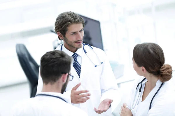 Grupo de médicos hablando — Foto de Stock