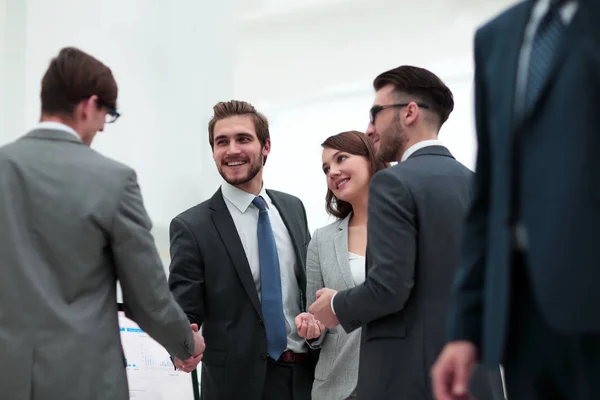 Jeunes confiants, poignée de main et sourire — Photo