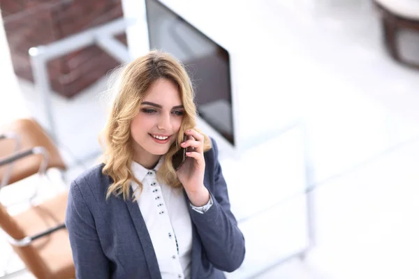 Close seup.young employee talking on the phone — стоковое фото