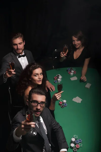 Groupe de jeunes riches joue au poker dans le casino — Photo