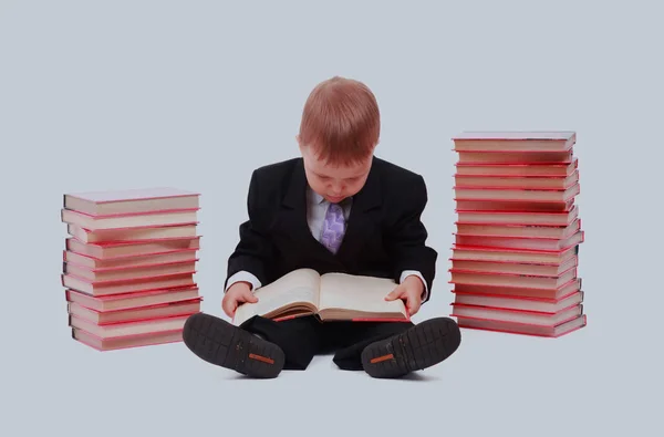 Ragazzo con libri per un ritratto educativo isolato su uno sfondo bianco. — Foto Stock