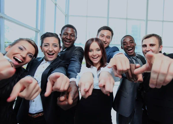 Retrato de jovens empresários animados apontando para você . — Fotografia de Stock