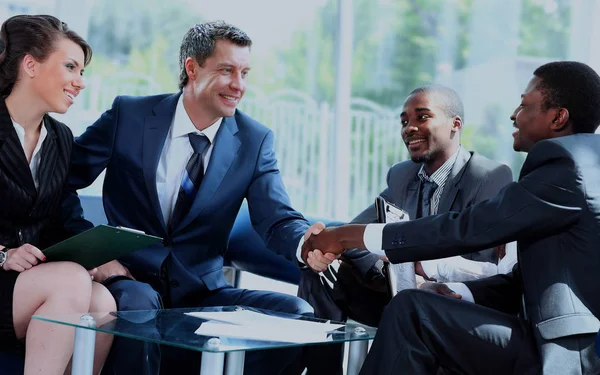 Affärsmän skakar hand vid ett möte. — Stockfoto