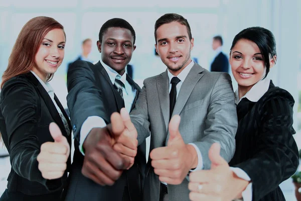 Equipe de negócios feliz com polegares no escritório . — Fotografia de Stock