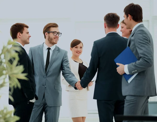 Obrázek obchodních partnerů handshaking po podpisu smlouvy. — Stock fotografie