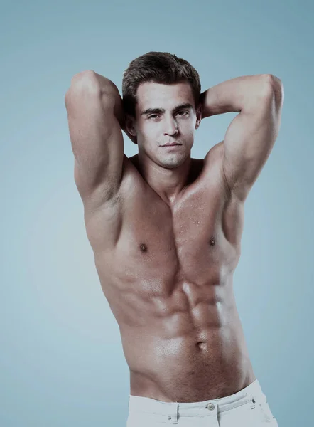 Mladý mužský model představuje jeho svaly. — Stock fotografie