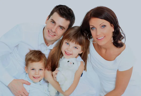 Hermosa familia feliz - aislado sobre un fondo blanco . —  Fotos de Stock