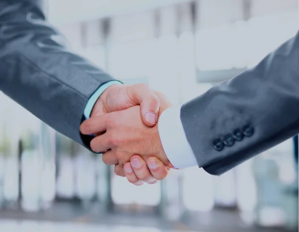 Закрытие делового рукопожатия между двумя коллегами . — стоковое фото