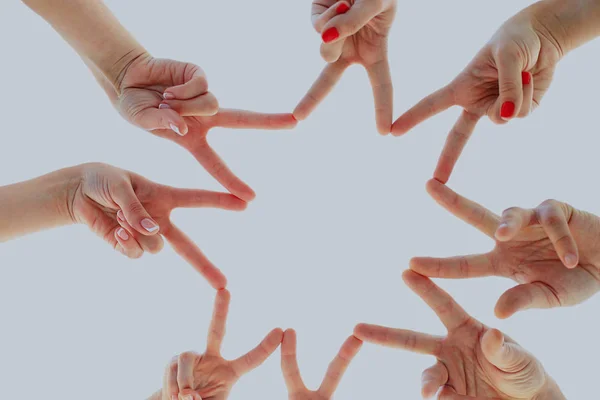 Vereinte Hände isoliert auf weißem Konzeptfoto von Teamwork. — Stockfoto