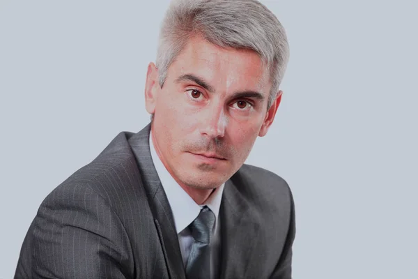 Un hombre de negocios guapo sonriente. Aislado sobre fondo blanco — Foto de Stock