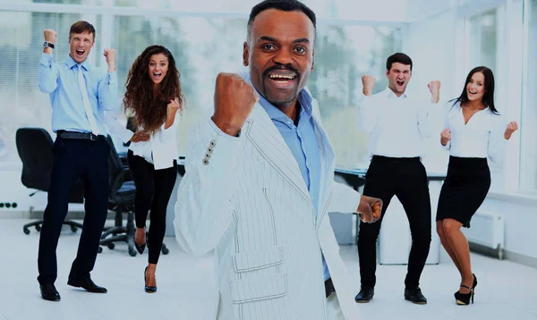 Retrato de feliz grupo de negocios exitoso en la oficina . — Foto de Stock