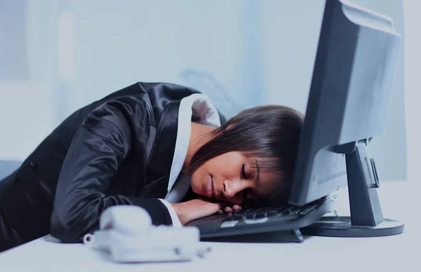 Mujer de negocios durmiendo en una oficina . — Foto de Stock